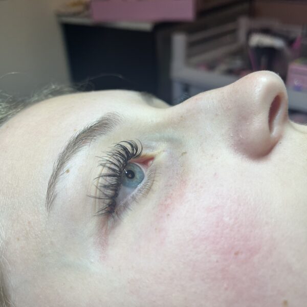 Lash lift and tint and light extensions 